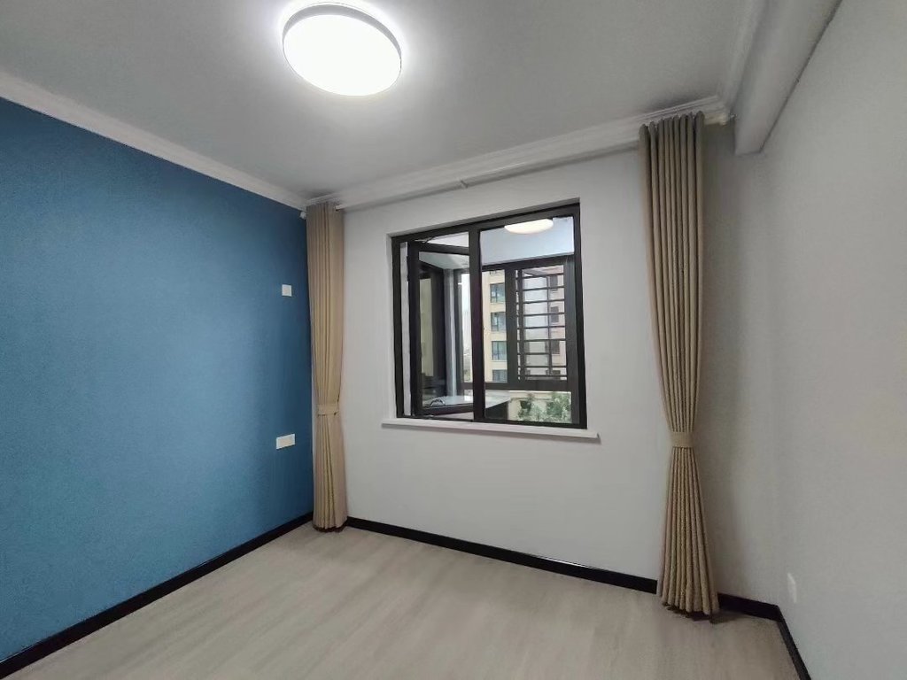 祥生观澜府.天然氧吧小区.全新装修三房两卫.证件满二.看房方便