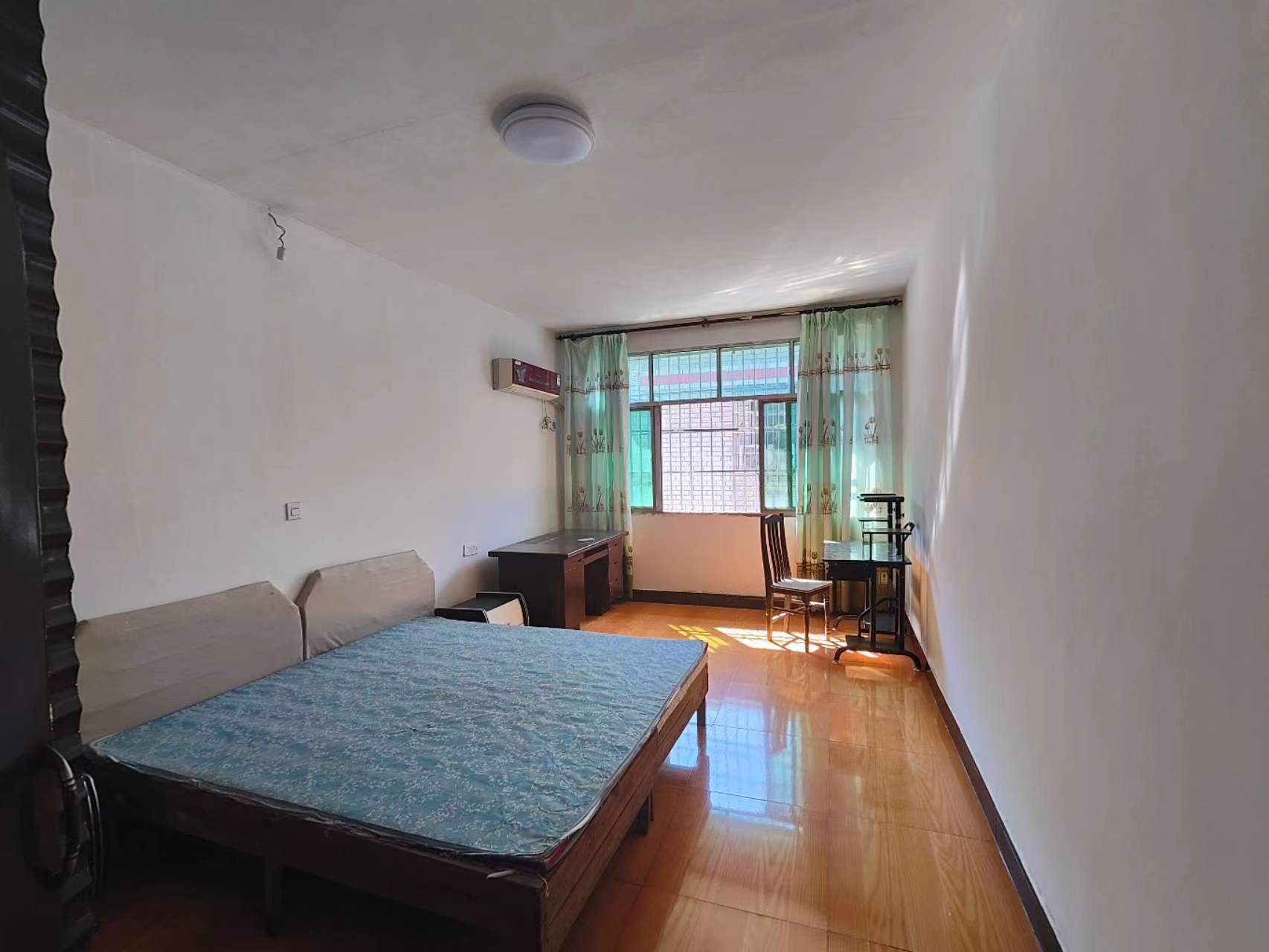 沃尔玛附近的一室一厅一厨一卫房子新的吓人，你直接来看好了 可半年租