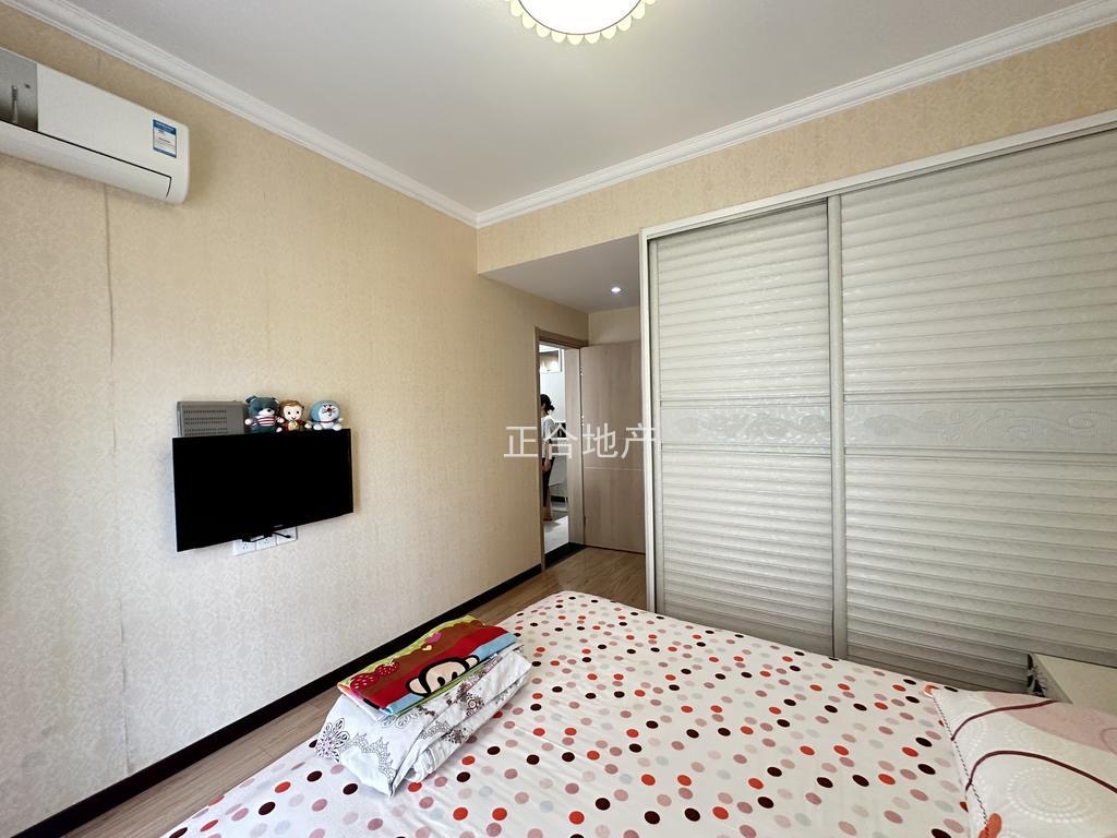 业主诚心出售，三丰鼎城，小高层，精装三房，中间楼层，成色还可以，满五，拎包入住