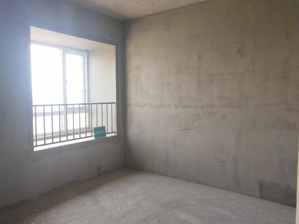 南国明珠.毛坯大三房.小区环境好.中间楼层.看房方便