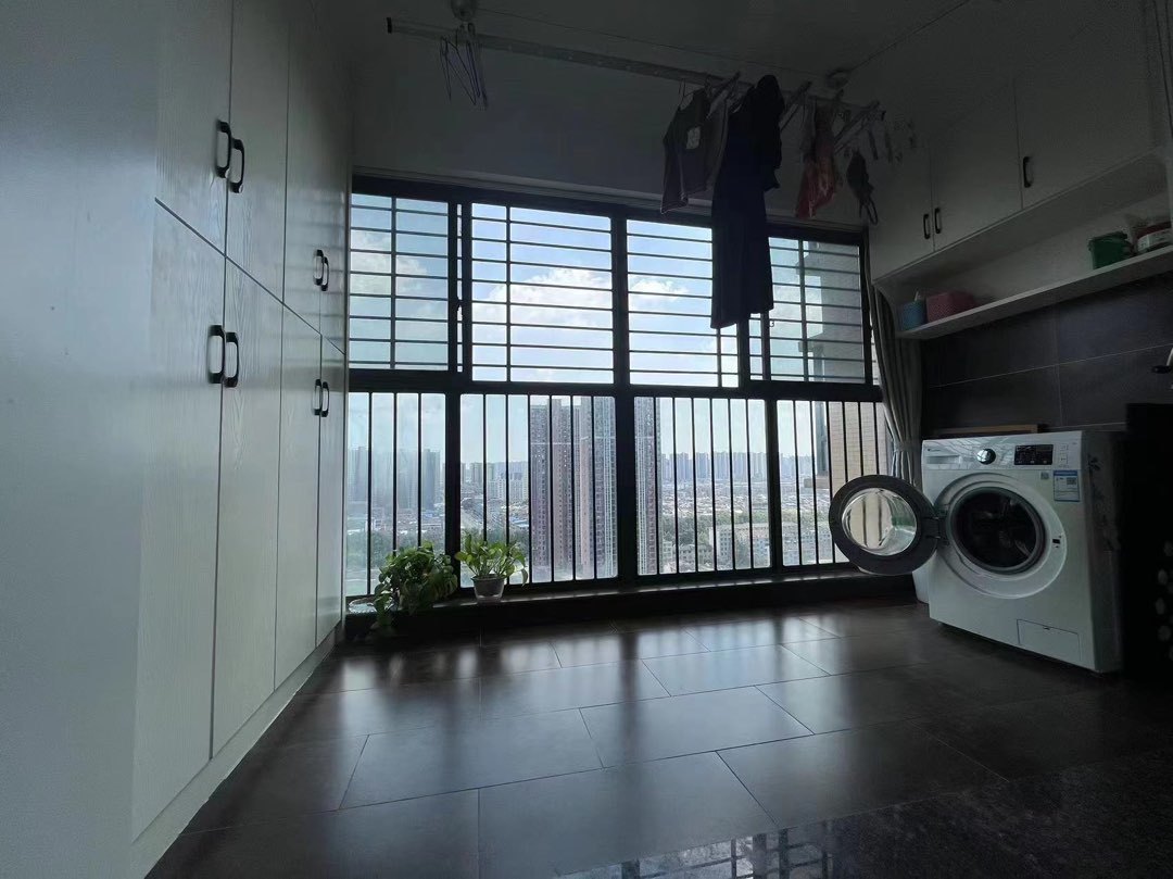 亏本出售，城东，东城国际，电梯好楼层，精装三房两卫，证满二