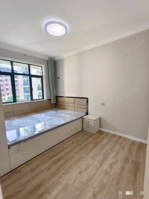 沔阳公园旁，新城壹号五期，电梯小高层，精装大三房，单价5400元，成色新，证件满二