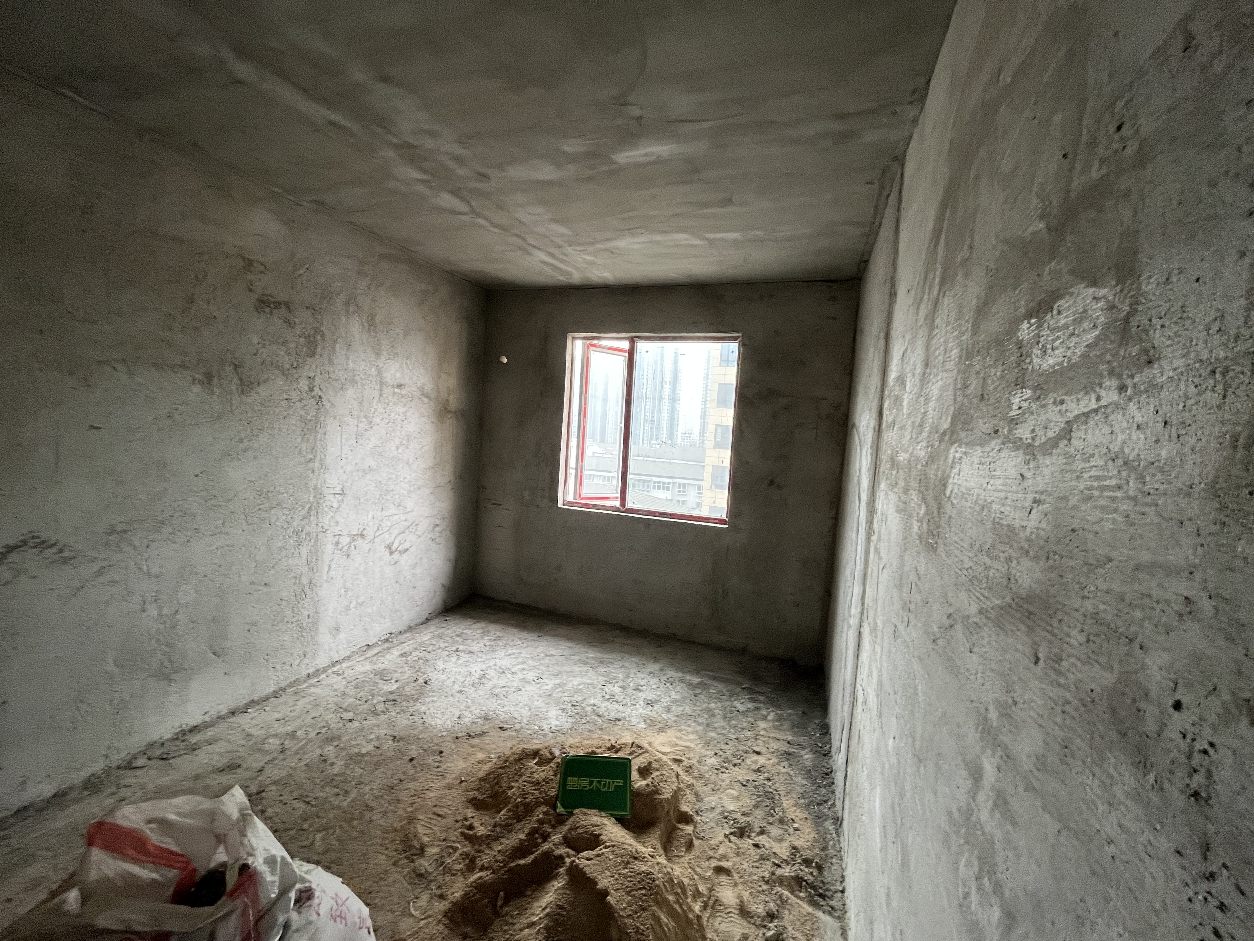 新城花园刘口菜场旁毛坯大三房南北通透中间楼层