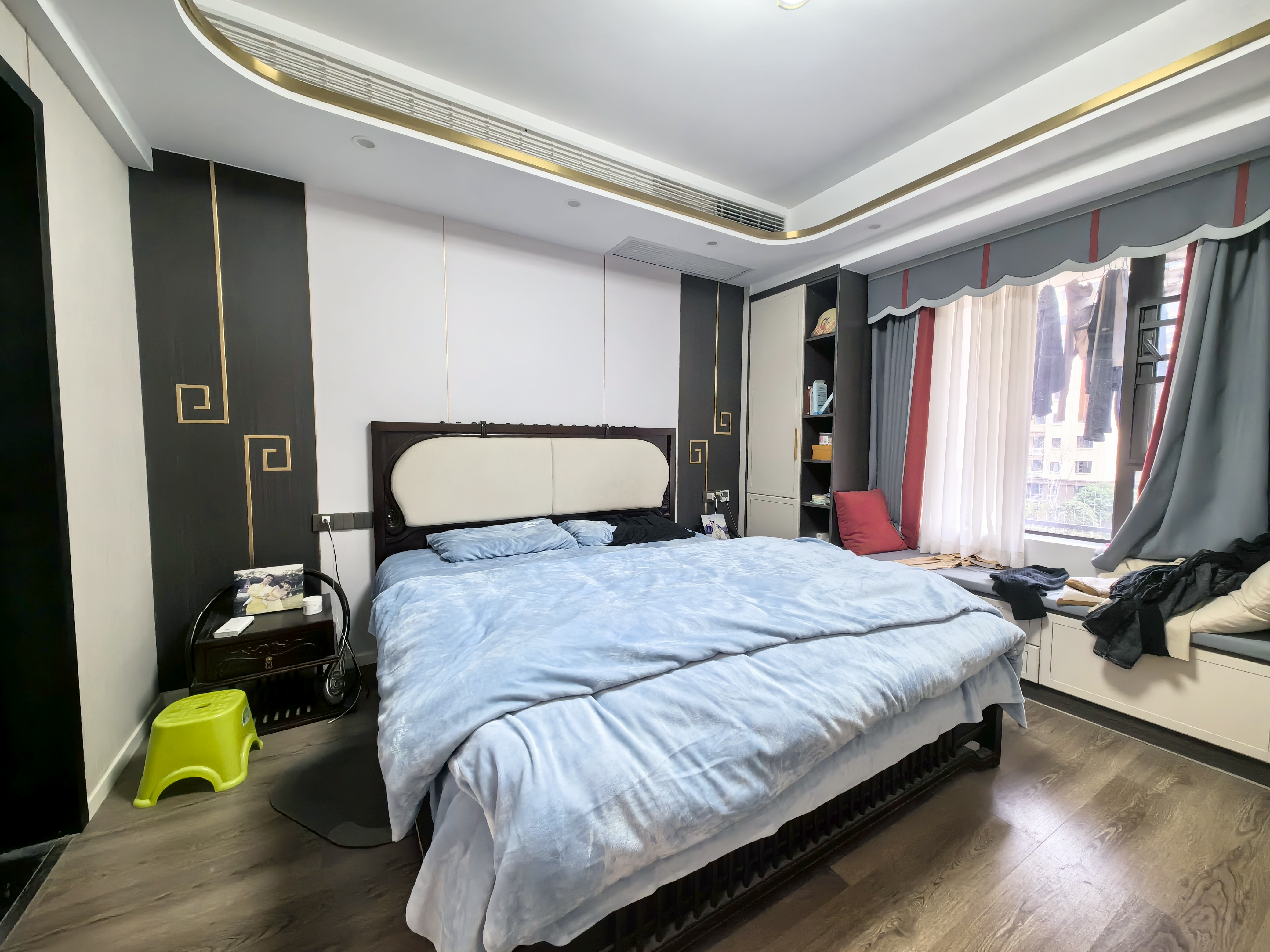 荣怀极地世家.电梯小高层一梯一户.精装四房..证件满二.看房方便