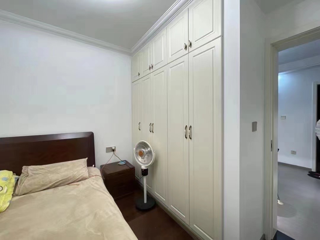 63，满庭春精装三房，成色9成新，证满二，家具家电全送