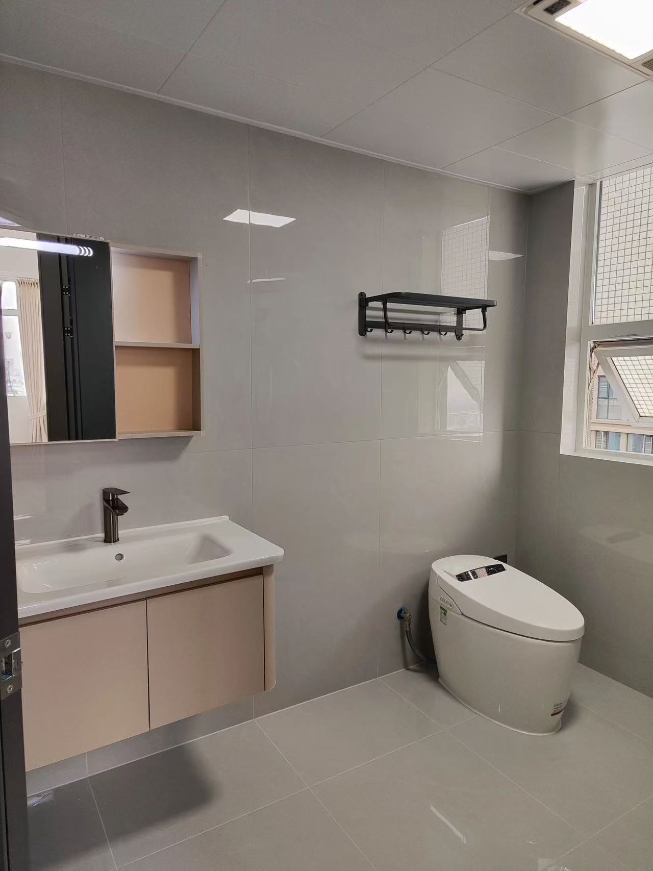 降价了，商城老三中附近，三合鑫城，单价4字头，全新精装4房，中间楼层，诚心出售，看中可谈