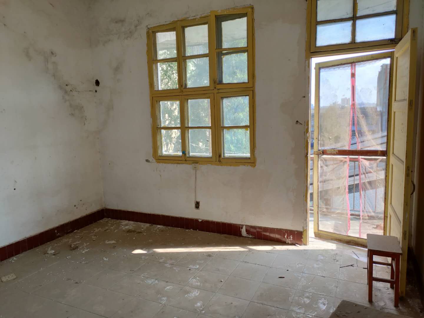 实验高中宿舍楼小三房南北通透优价15万可过户还可小刀哦