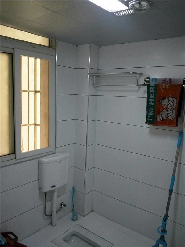 永兴小区，三房两厅两卫，室内装修精美，证满两年，看房方便，周边配套完善