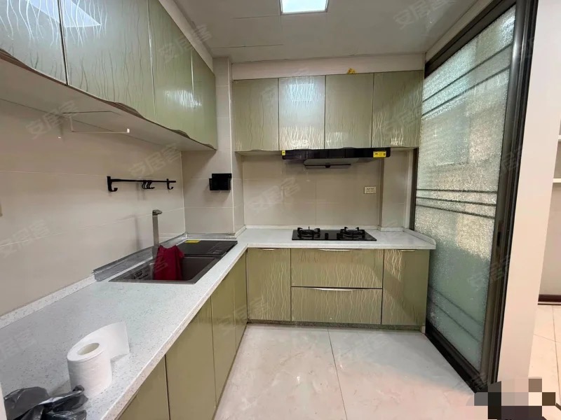 城南，​新‮电，街‬梯好楼层16楼，精装大三房，单价5200+，证满二