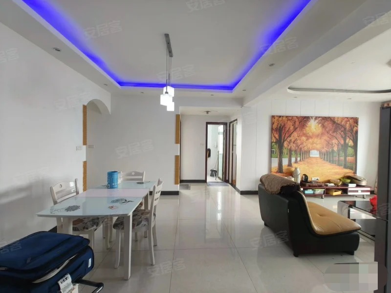 356，金色港湾，电梯小高层，单价3100，精装三房。诚心出售，南北通透