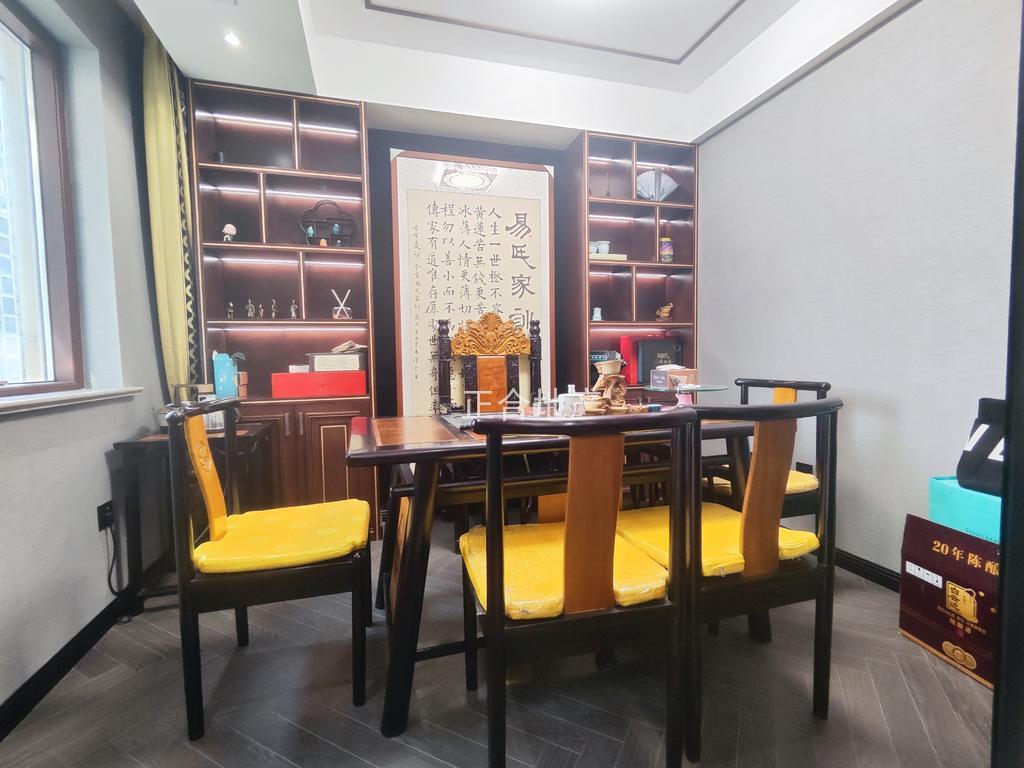 城南，森林国际，大平层，全屋豪装，装修都花了100万，电梯中层，诚心急售，送两个车位