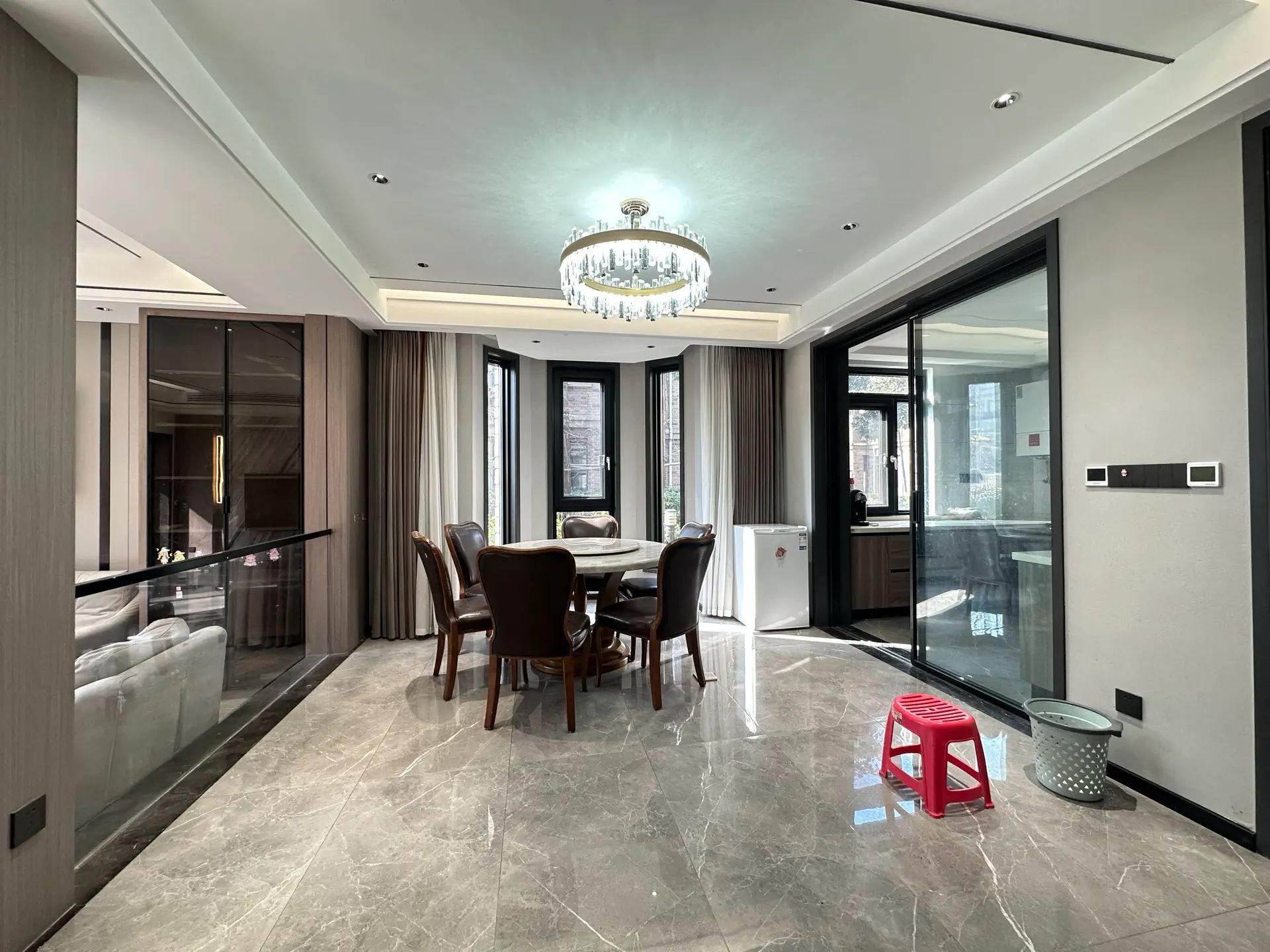 亏本出，绿地，‬别墅，边‮带户‬大院子，成色新，拎包入住