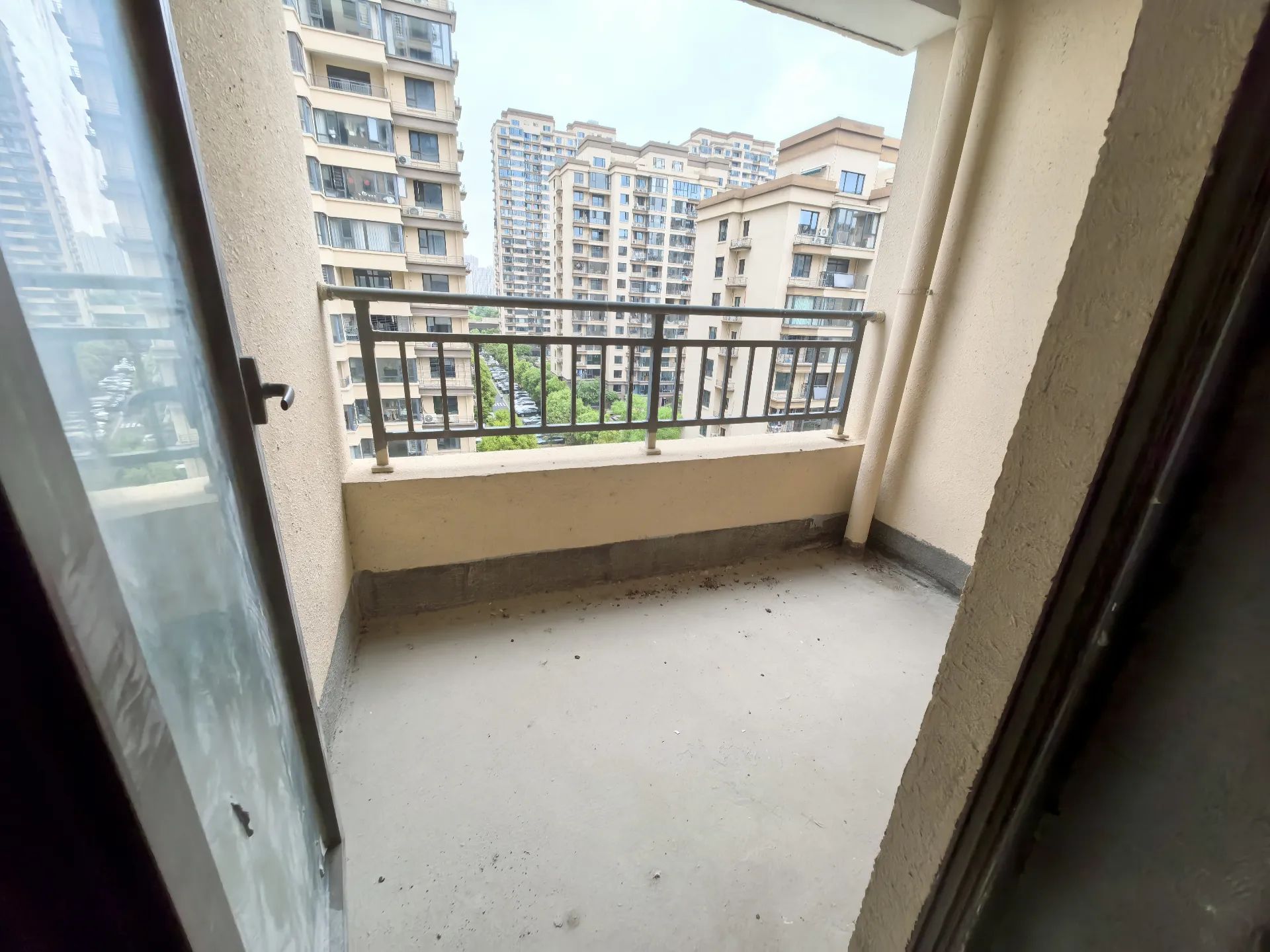 吾悦广场旁，荣怀及第世家，电梯好楼层，毛坯现房。大四房宽敞通透，证满二