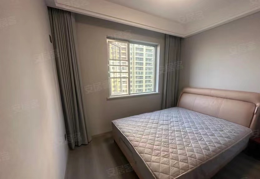 29，亏本出售，全新精装大四房，毛坯价急卖，电梯中层，东边户，看中谈