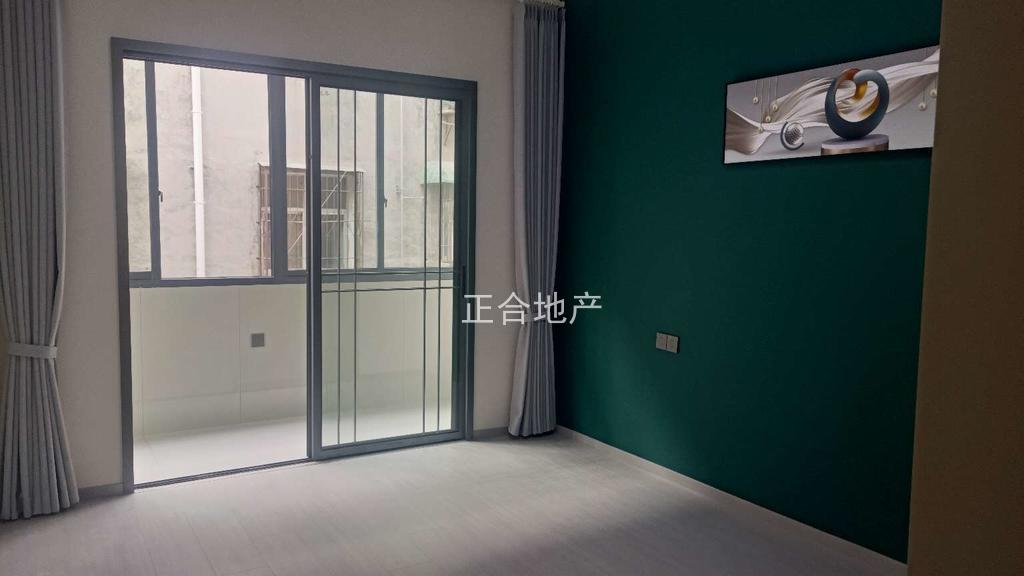 诚心出售，仙桃商城，三中旁，步梯三楼，全新装修，精装三房，采光好，老证过户