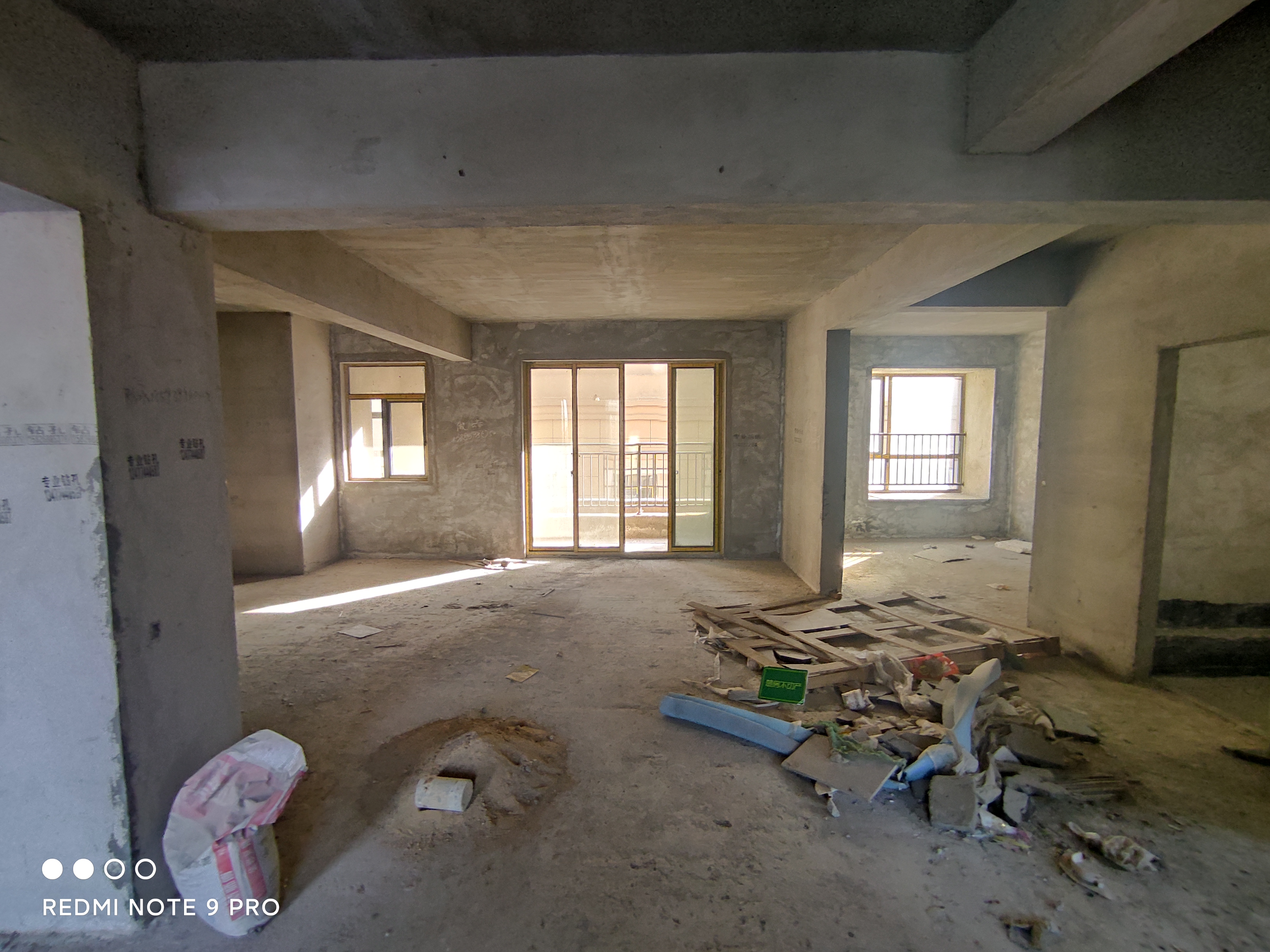 元泰未来城 毛坯大三房 户型通透 采光好 带超大西北露台 利用率高 入住舒适性强