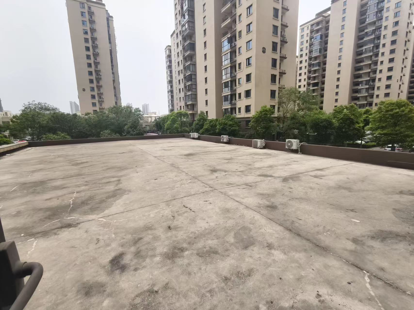 降价了，城南，荣怀，带300平露台，房东都是加钱买的 现在直接送，捡漏