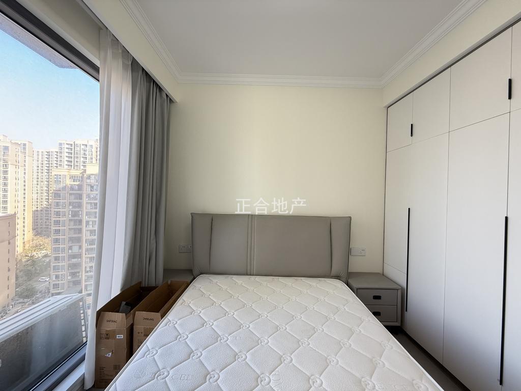 城西，业主怒亏近30万，精装三房两卫，电梯15楼，9.9成新，纯边户，仙桃二小，证件满二