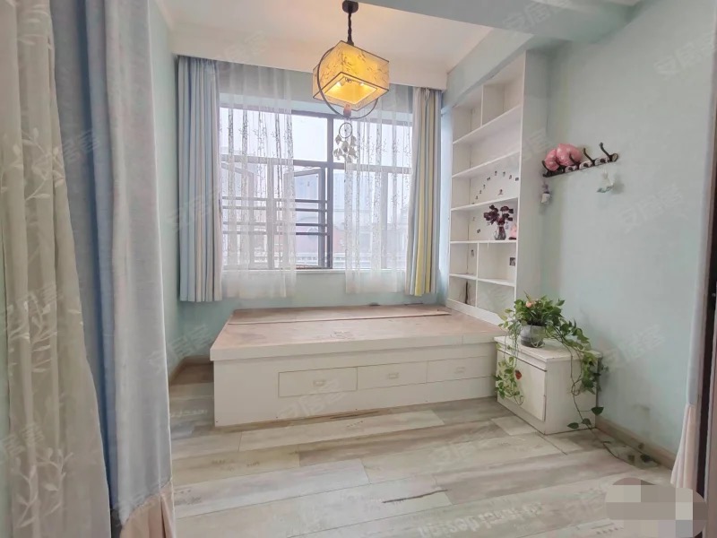 城南，新街电梯花园洋房，精装三房两卫，一梯两户车，采光好，证满二