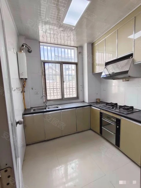 三丰鼎城对面，步梯2楼，大院子好停车，带地下室，楼龄新