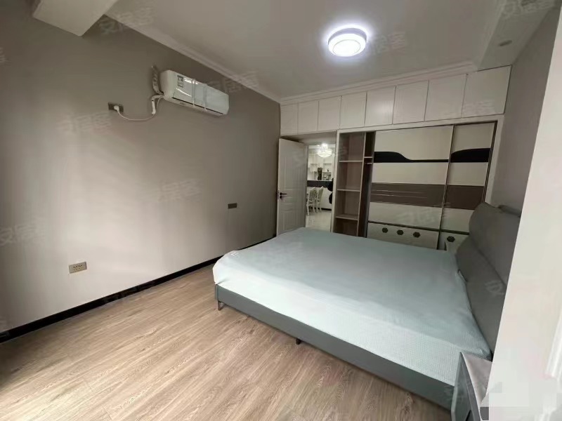 252，仙桃xiao学,中央华府，电梯小高层8楼，好楼层，精装两房，满二，成新色