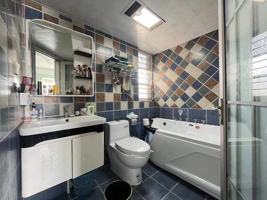 城东四中旁，东城国际精装三房，毛坯价出售