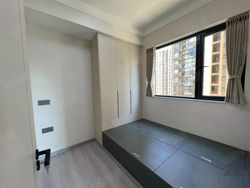 急售，城南，元泰未来城，全新精装三房两卫，书包房，好楼层