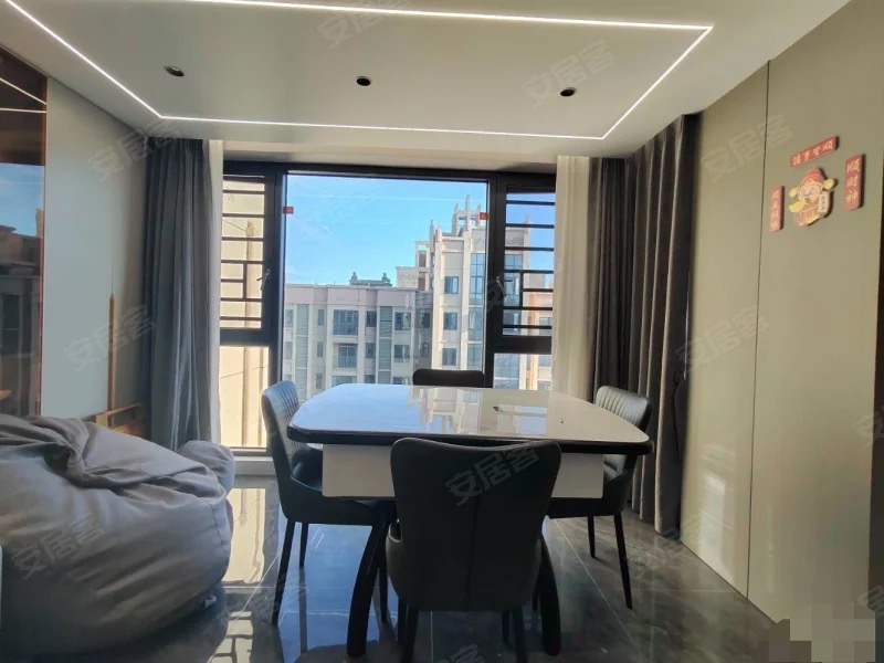 城南，南国明珠，主卧带衣帽间，精装四房，南北双阳台，证满二