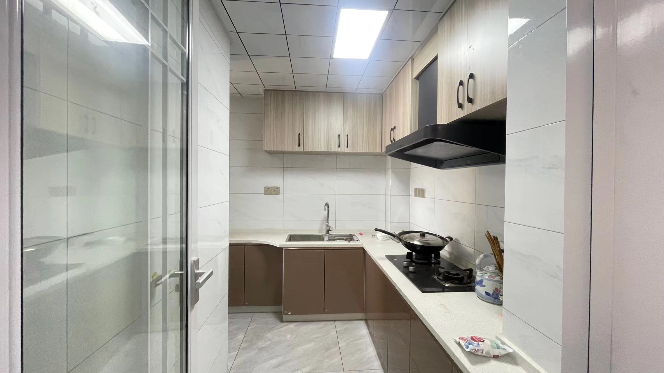 银湖城.精装三房.房子九成新.证件满二.看房方便