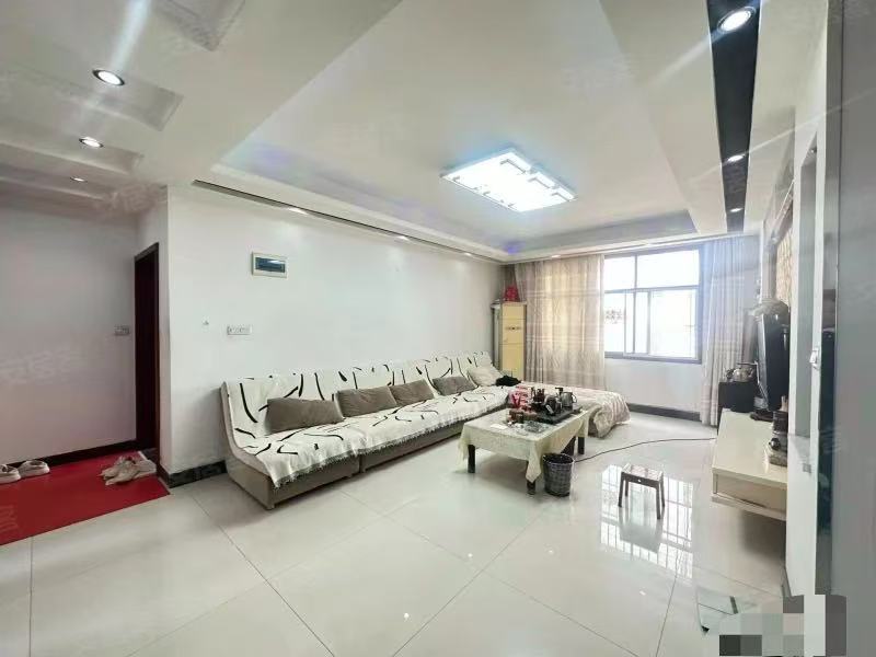 375，商城附近，汽修小区，步梯三楼，房龄新，精装三房，南北通透