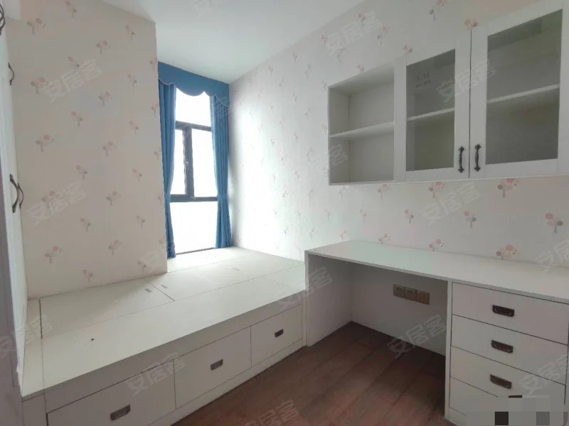 238，房东急售。城南C位，市民之家旁，电梯精装三房，好楼层9楼