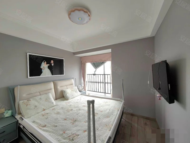 城东，君临天下，9.9新，精装大两房，电梯好楼层，满两年，采光好