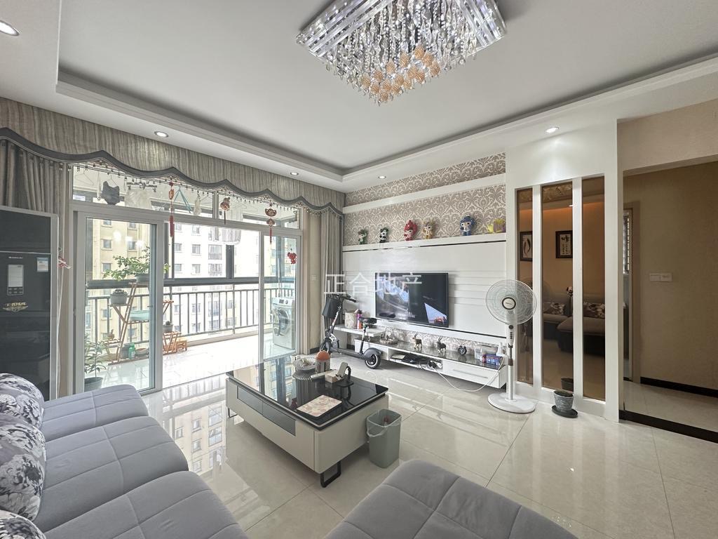 业主诚心出售，三丰鼎城，小高层，精装三房，中间楼层，成色还可以，满五，拎包入住