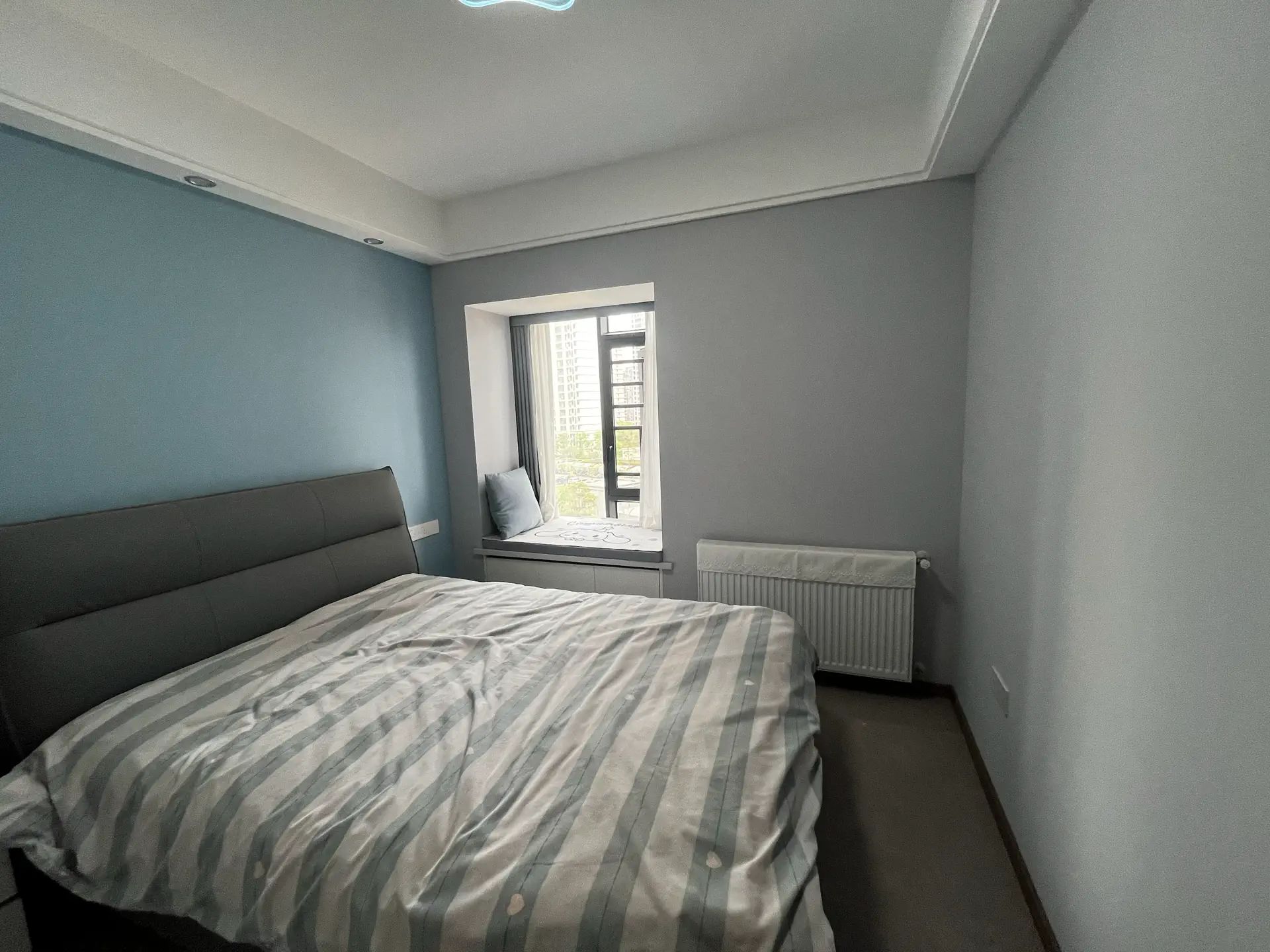 蓝天白云，精装四房‬两卫，‮阳长‬台，好楼层，全‮品屋‬牌定制，带‬暖气片，证满二