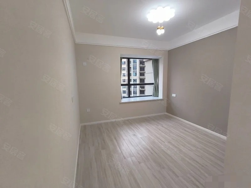 86，御湖世家全新精装三房二卫，电梯好楼层，湖景房，送车位，证满二