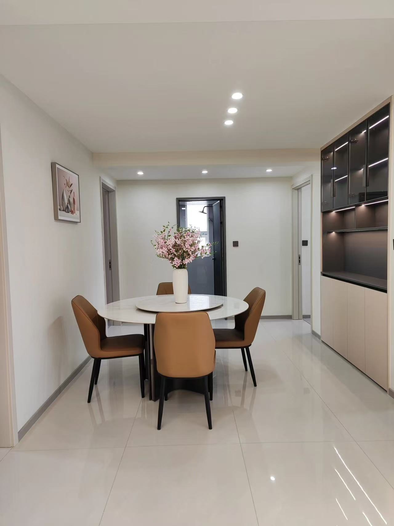 降价了，商城老三中附近，三合鑫城，单价4字头，全新精装4房，中间楼层，诚心出售，看中可谈