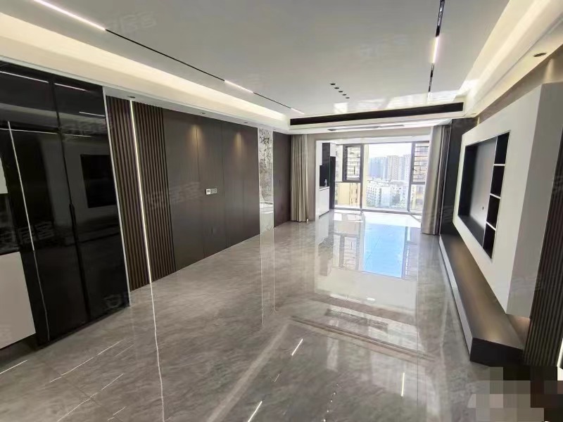 ​城南 ，御湖世家，电梯15楼 ，证满二 ​，全新精装三房，边户，送车位 ，好楼层