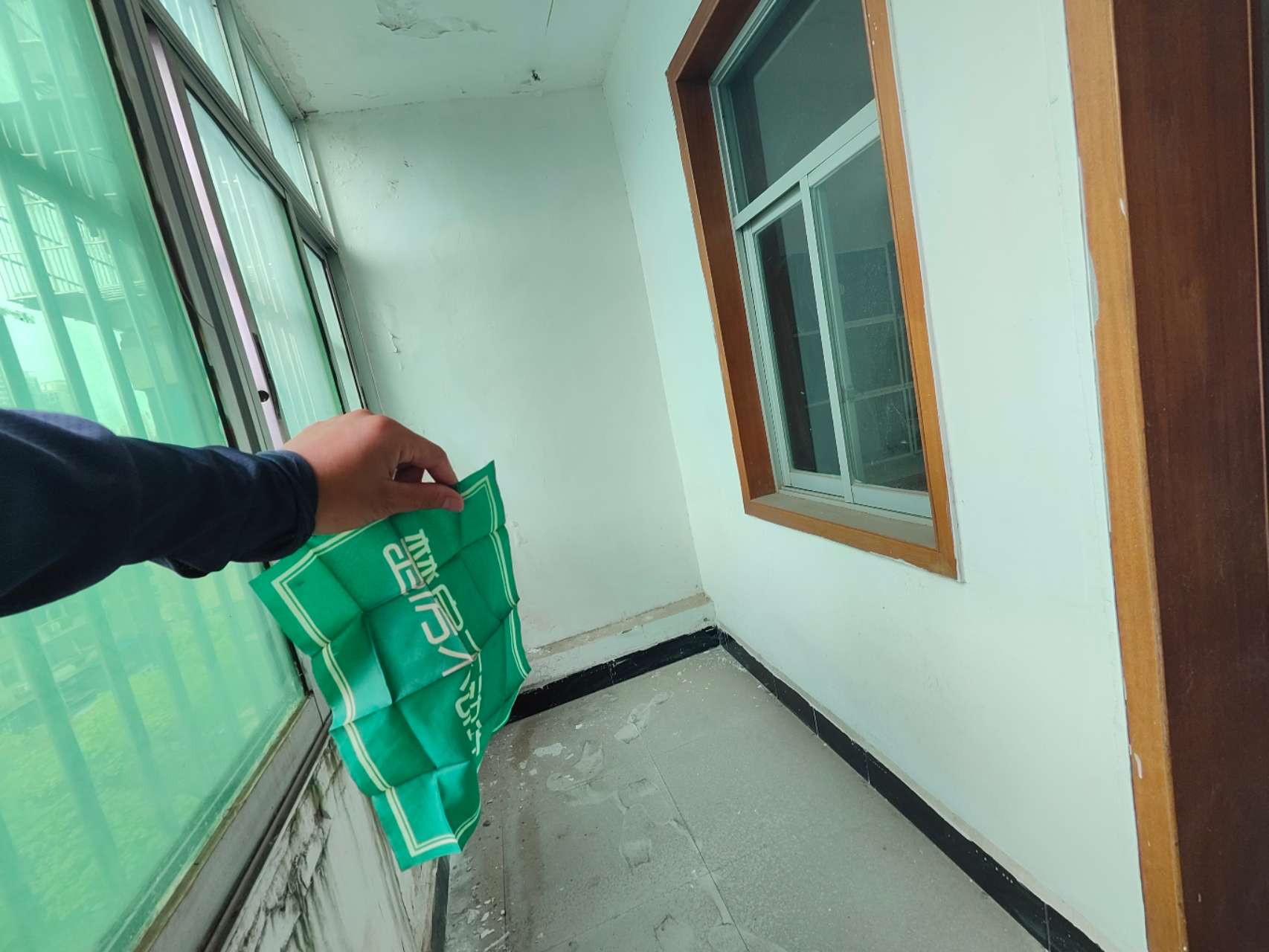 交通路菜场旁上实验小穴，总价10.5万买一ceng送一ceng，带超大露台，真香!