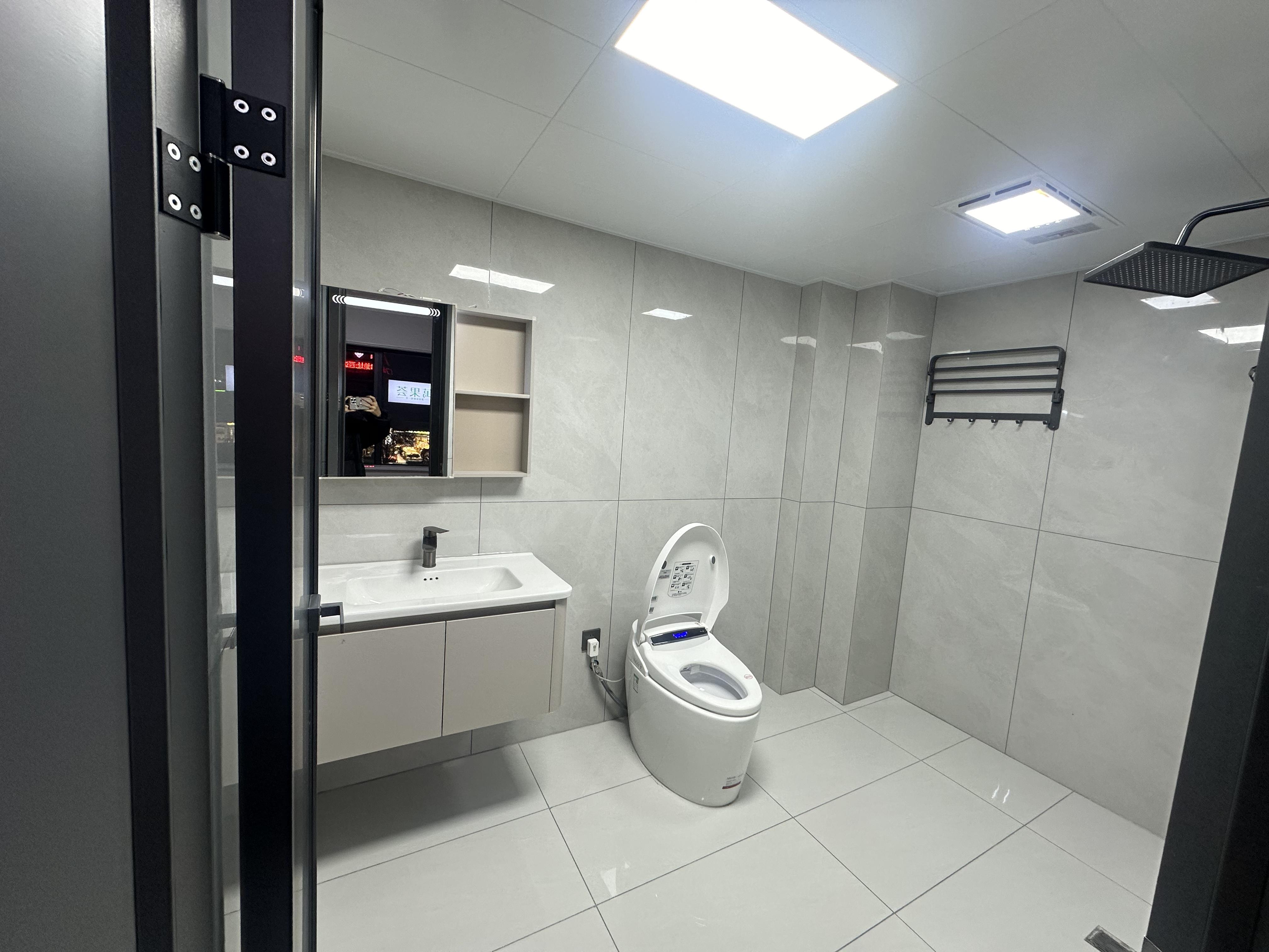 满庭春3室2厅2卫全新装修家具家电都配上了，拎包即住！