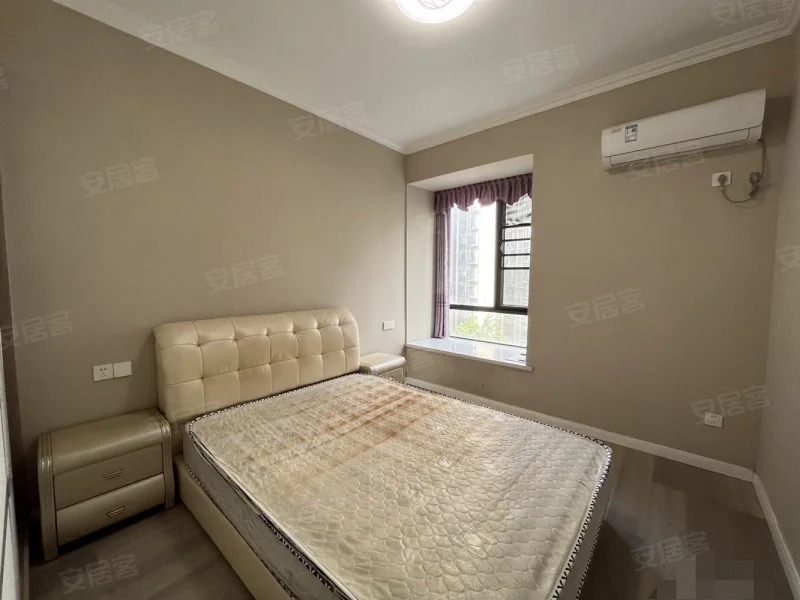 108，亏本急售，康湾一品，精装大4房，家装齐全，送一个地下车位，老证。