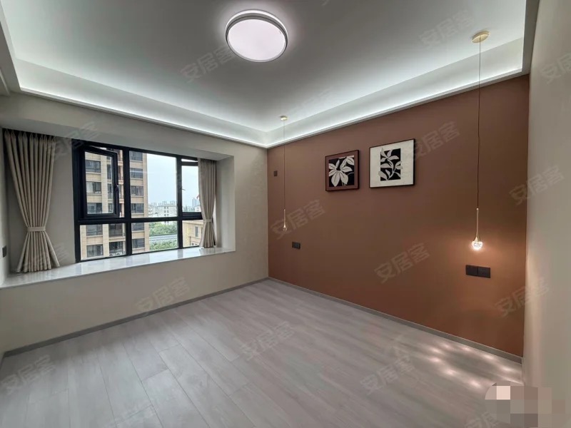 城南，御湖世家，全新装修，精装三房，一天未住，电梯中间好楼层，证满二