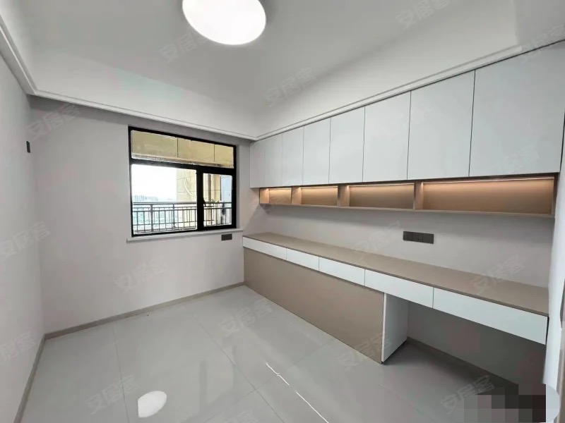 ？城南，御湖世家，精装三房，送车位，三开间朝南，证满二