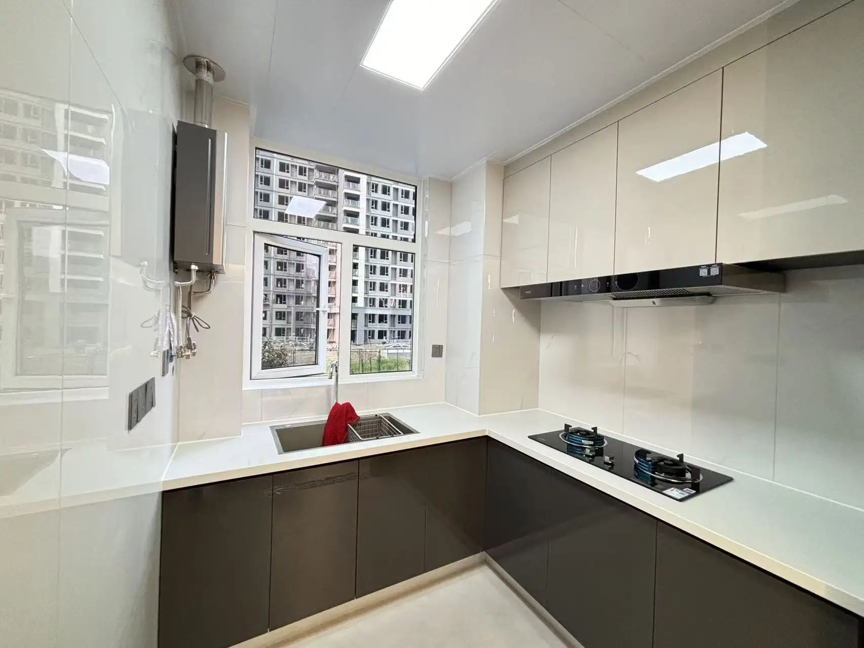 风和日丽，双书包，精装四房二卫，带车位，全新装修，证满二