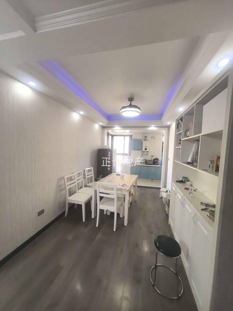 城东，精装三房，装修成色新。电梯小高层，好楼层，单价4860，满五