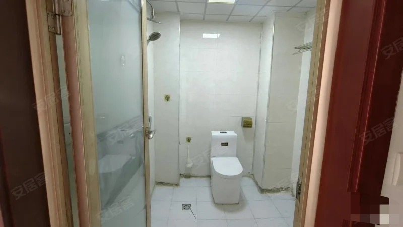 城南，江汉星城，电梯小高层7楼.，南北双阳台，精装三房，总价50万，带一个储藏间，