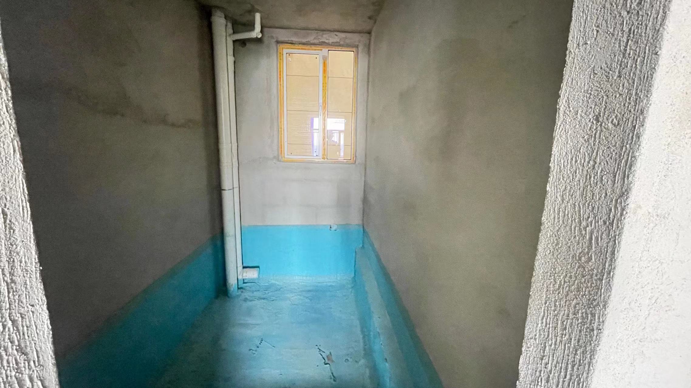 蓝天新城.毛坯小三房中间楼层.小区环境好.看房方便