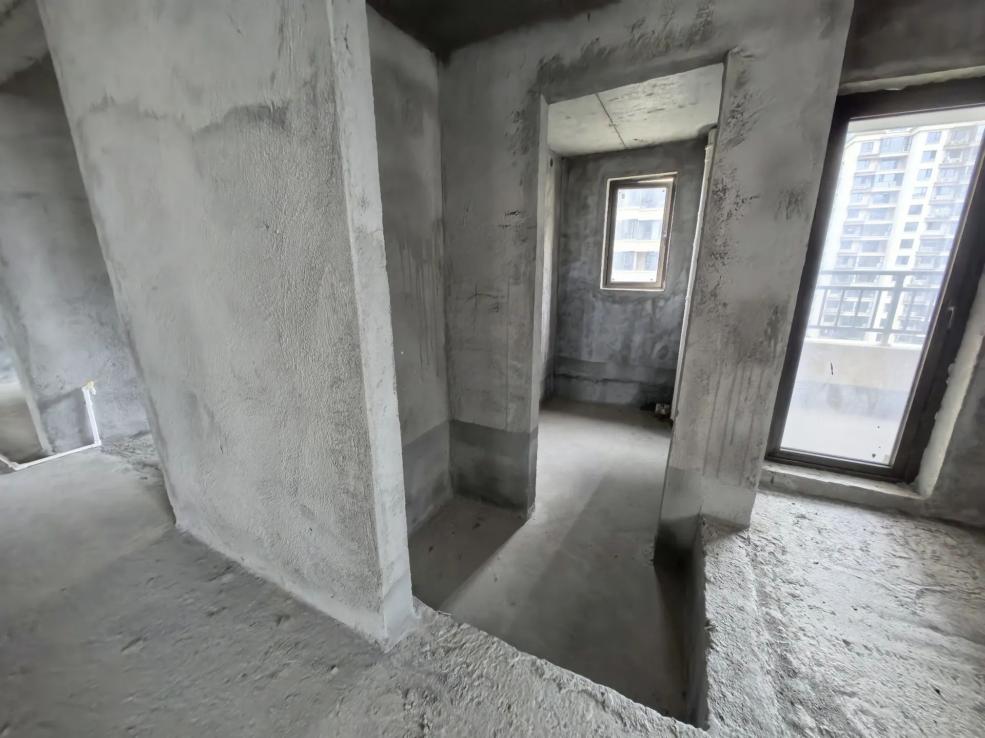 吾悦广场旁，荣怀及第世家，电梯好楼层，毛坯现房。大四房宽敞通透，证满二