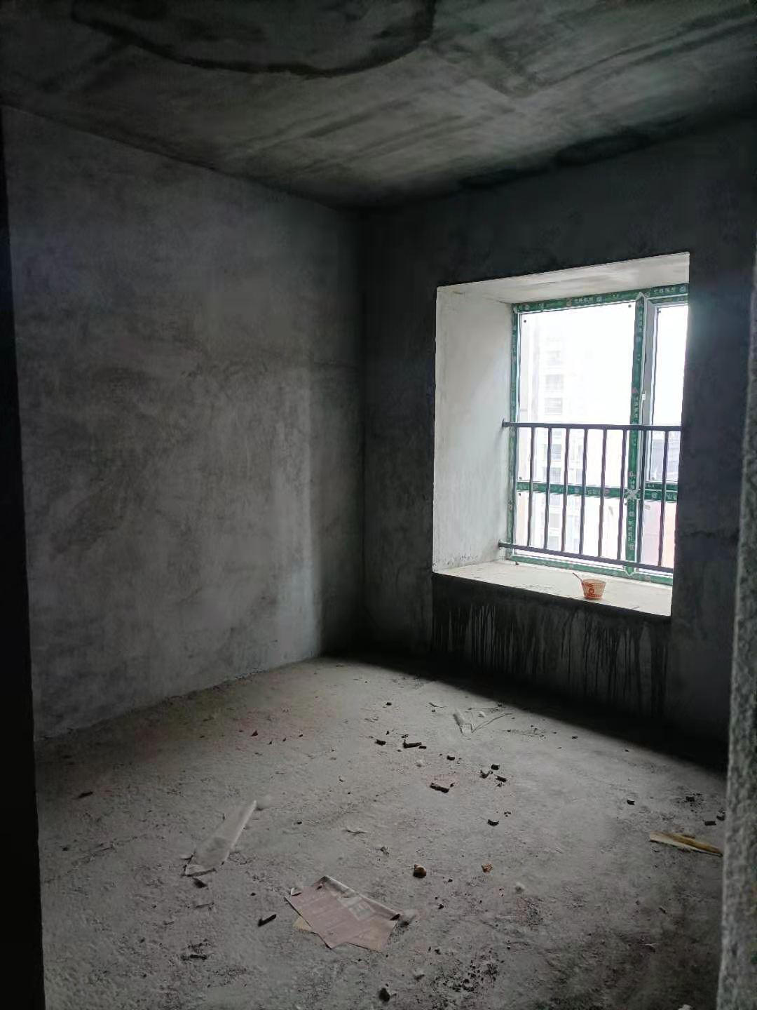 元泰未来城：新三中旁泰未来城毛坯大三房，中间楼层，税都交了，还有20万贷款