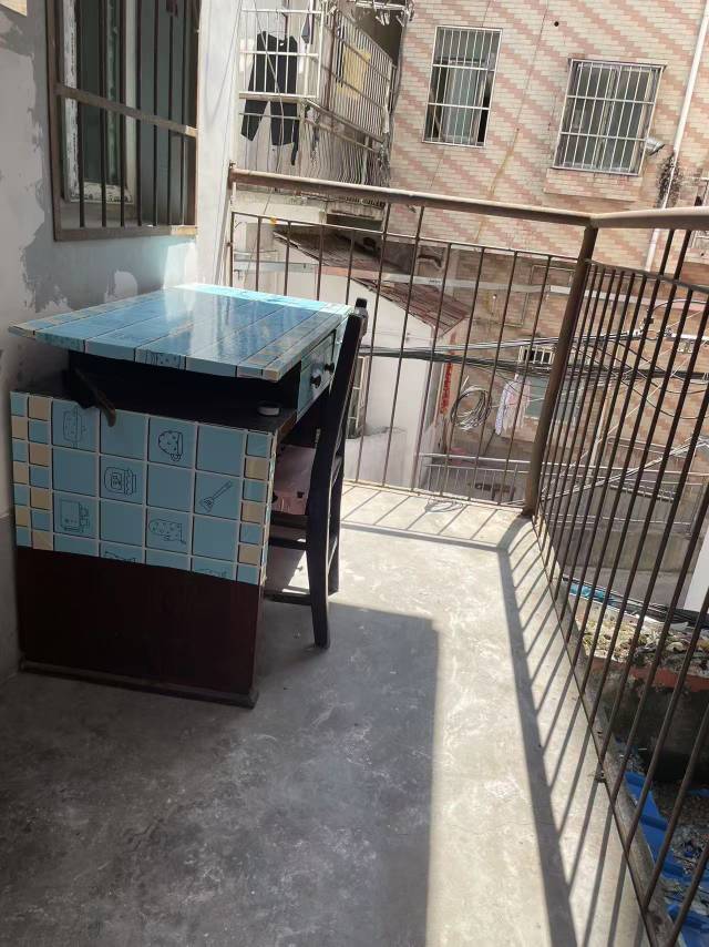 近商城，大新路X校与沔州X校中间