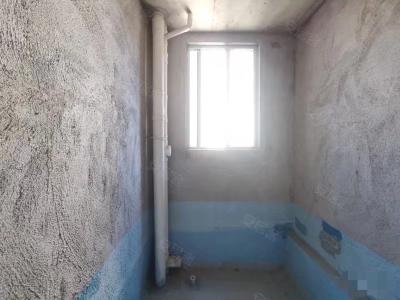 急售，房东亏本出，蓝天白云，东边户，中间好楼层，视野开阔，证即将满二